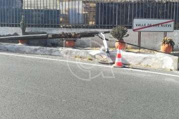Luminaria en el suelo en la carretera de Lomo Magullo (Foto TA)